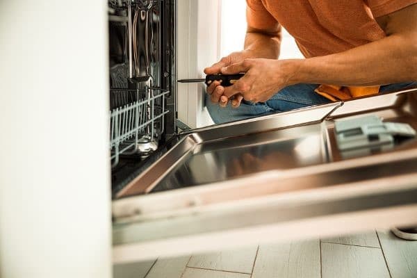 دلیل بوی سوختگی ماشین ظرفشویی را چگونه تشخیص دهیم؟
