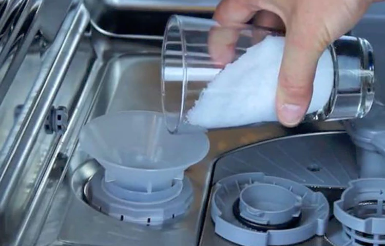 علت روشن شدن چراغ نمک ماشین ظرفشویی